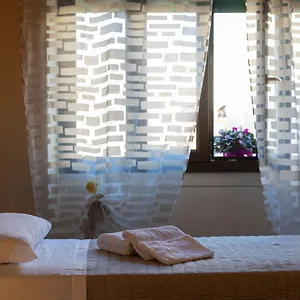 https://lopera-rooms.hotelinveneto.com